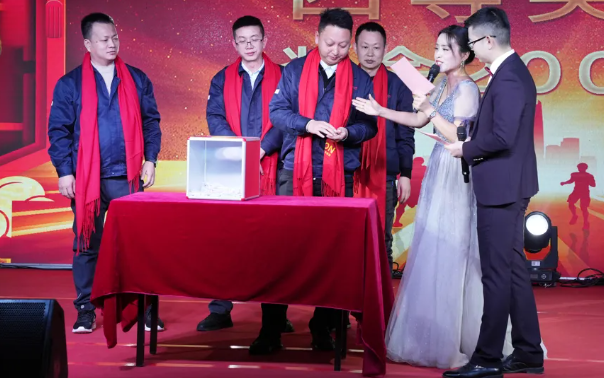 黄石必赢亚洲2024年终晚会：凝心聚力，共创鲜丽！