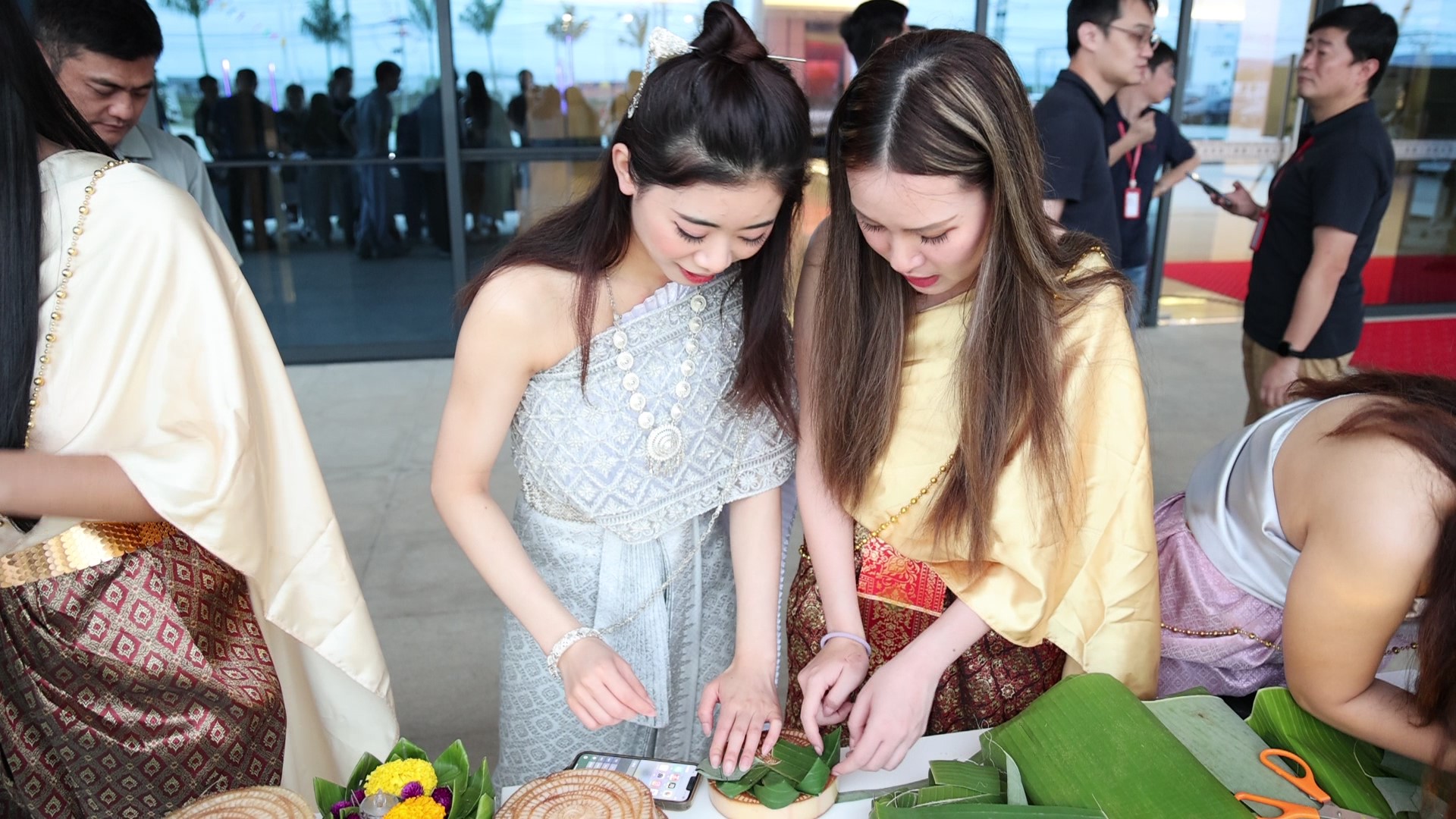 巧手翻飞，把欢乐折进水灯里